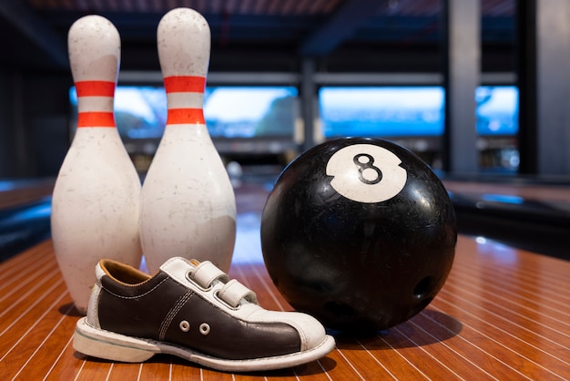 Kostenloses Foto bowlingausrüstung drinnen stillleben