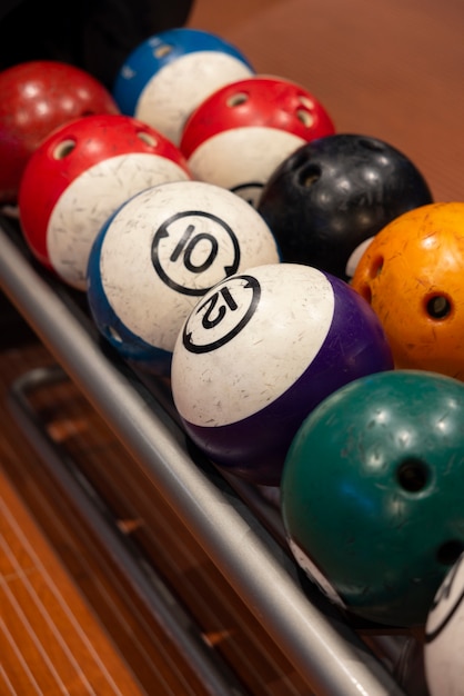 Kostenloses Foto bowlingausrüstung drinnen stillleben