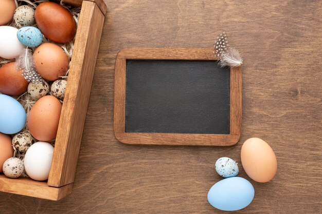 Box mit Eiern für Ostern und Tafel