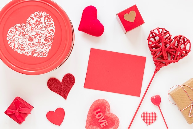 Box mit Papier und Herzen zum Valentinstag