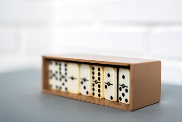 Box mit Retro-Dominos auf dem Tisch