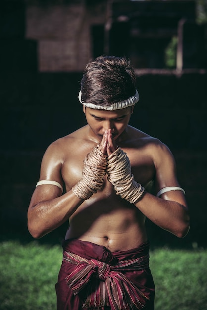 Boxer binden das seil in ihre hände und hände, um den lehrer zu respektieren.