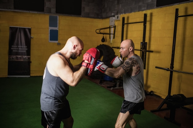 Boxer, die im Fitnessstudio Boxen üben