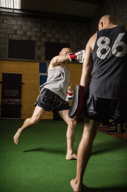 Boxer, die im Fitnessstudio Boxen üben