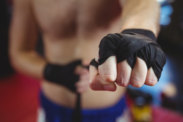 Boxer mit schwarzem Riemen am Handgelenk