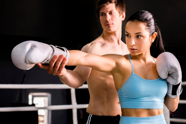 Boxer posieren im Fitnessstudio