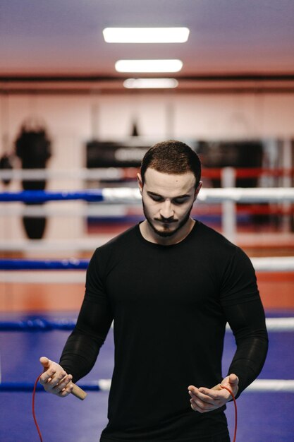 Boxer trainieren im Ring und im Fitnessstudio