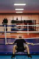 Kostenloses Foto boxer trainieren im ring und im fitnessstudio