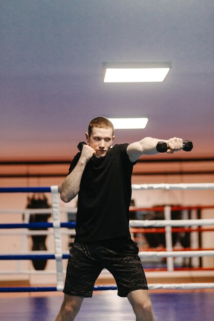 Boxer trainieren im Ring und im Fitnessstudio