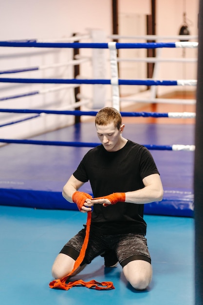 Boxer trainieren im Ring und im Fitnessstudio