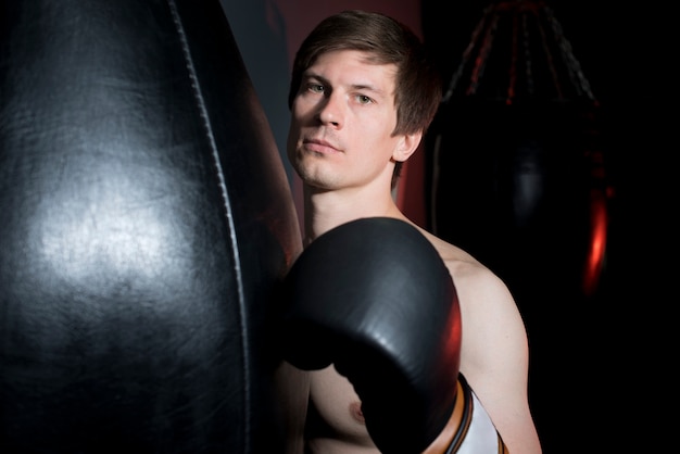 Boxerjunge, der an der Turnhalle aufwirft