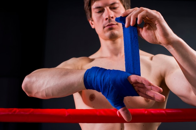 Boxerjunge, der an der Turnhalle aufwirft