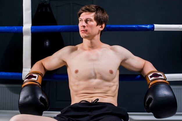 Boxerjunge, der an der Turnhalle aufwirft