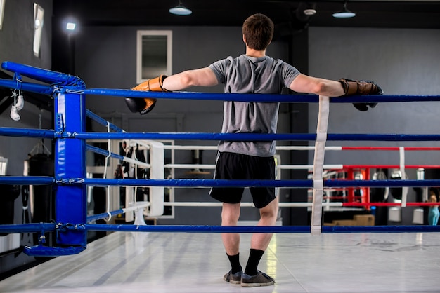 Kostenloses Foto boxerjunge, der an der turnhalle aufwirft