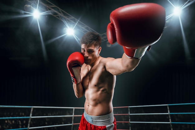 Kostenloses Foto boxermann kämpft im ring