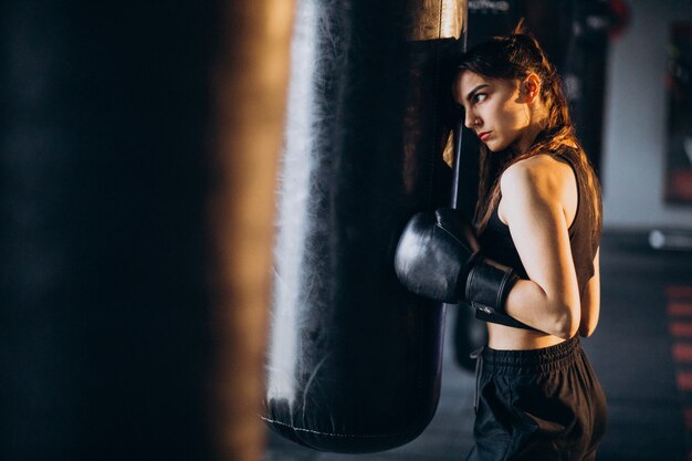 Boxertraining der jungen Frau an der Turnhalle