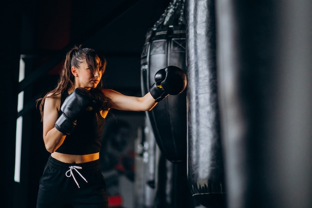 Boxertraining der jungen Frau an der Turnhalle