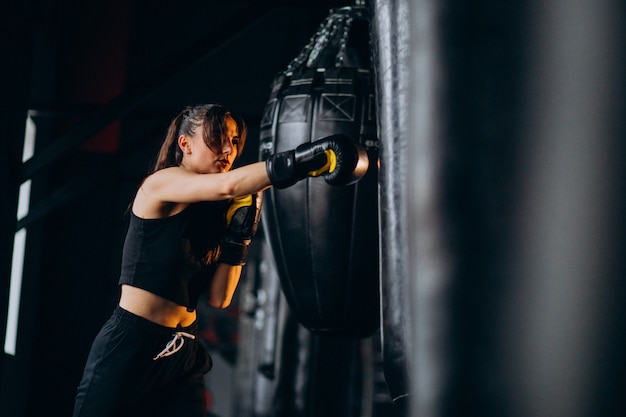 Boxertraining der jungen Frau an der Turnhalle