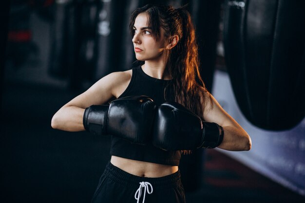 Boxertraining der jungen Frau an der Turnhalle