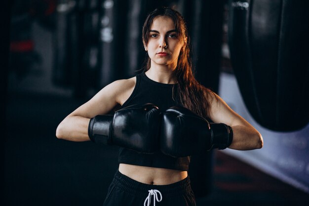 Boxertraining der jungen Frau an der Turnhalle