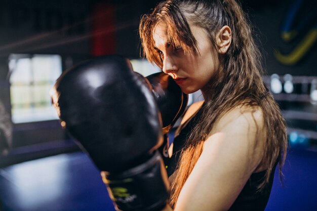 Boxertraining der jungen Frau an der Turnhalle