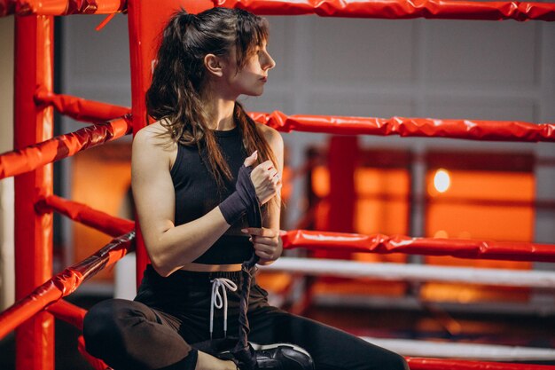 Boxertraining der jungen Frau an der Turnhalle