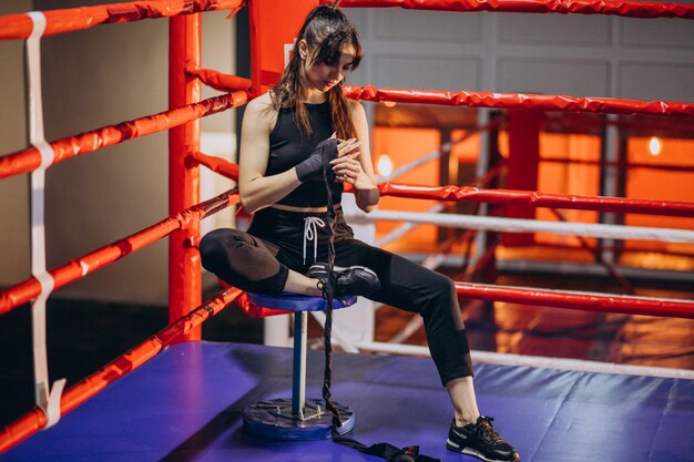 Boxertraining der jungen Frau an der Turnhalle