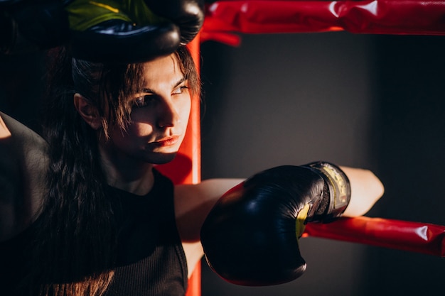 Boxertraining der jungen Frau an der Turnhalle