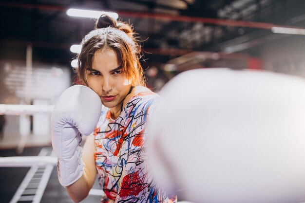 Boxertraining der jungen Frau an der Turnhalle