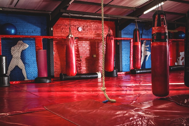 Boxsäcke und seil im fitnessstudio