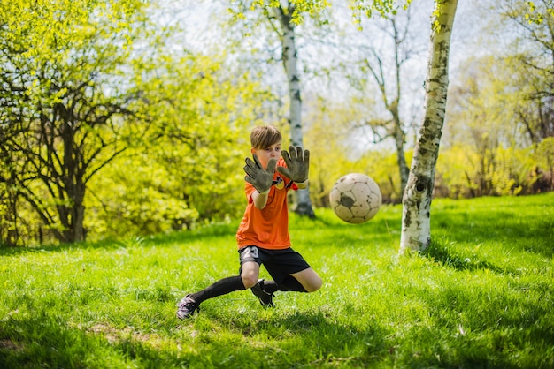 Boy bereit, den Ball zu blockieren