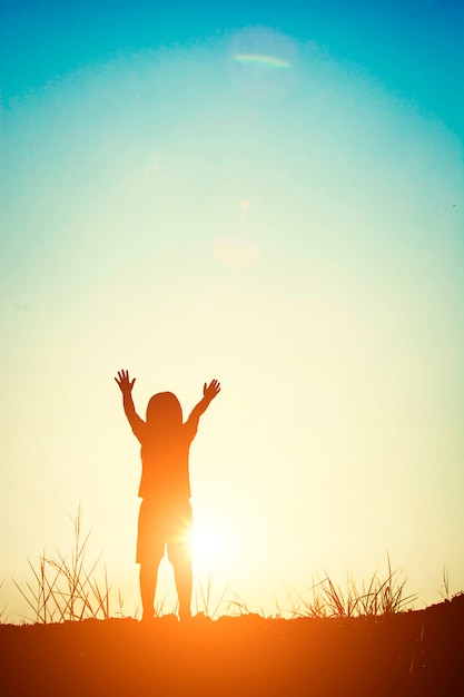 Boy Silhouette bei Sonnenuntergang