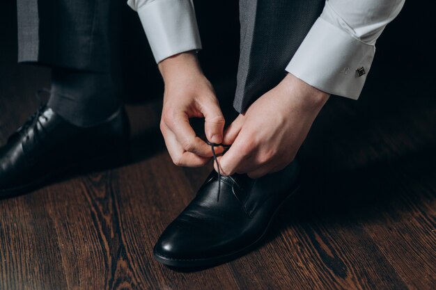 Bräutigam bindet Schnürsenkel an seinen Schuhen