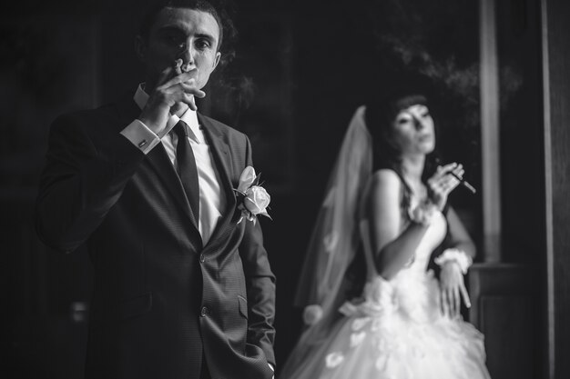 Bräutigam puffing eine Zigarre