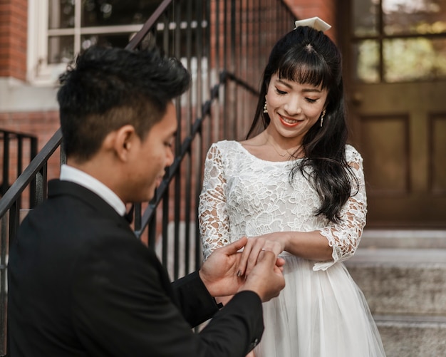 Bräutigam setzt Ehering auf den Finger der Braut