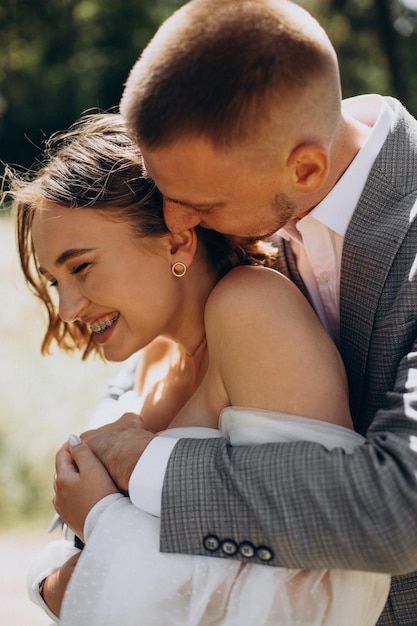 Kostenloses Foto bräutigam und braut an ihrem hochzeitstag im wald