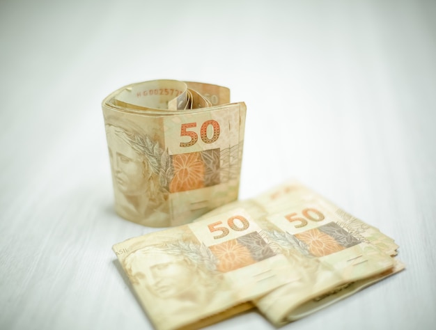 Brasilianische 50- und 100-reais-banknoten