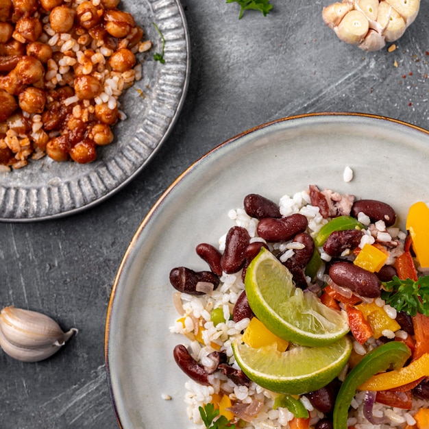 Brasilianisches Essen der Draufsicht mit Bohnen und Limette