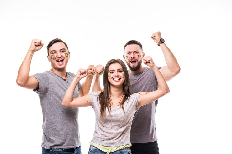 Kostenlose Foto brasilien gewinnt. eine gruppe von fußballfans unterstützt die brasilianische nationalmannschaft auf weißem hintergrund. fußballfans konzept.