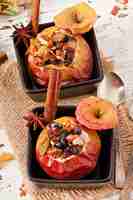 Kostenloses Foto bratäpfel mit rosinen, nüssen und honig