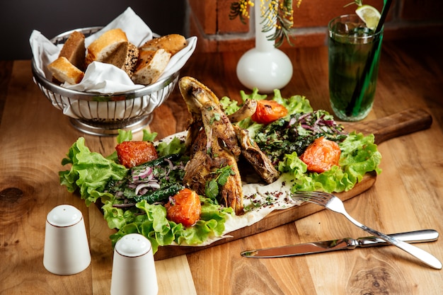 Brathähnchen Zwiebel Tomaten Salat Brot Limonade Seitenansicht