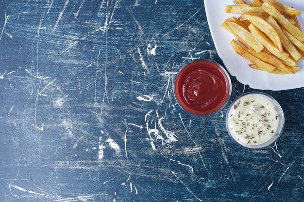 Bratkartoffeln mit Mayonnaise und Ketchup.