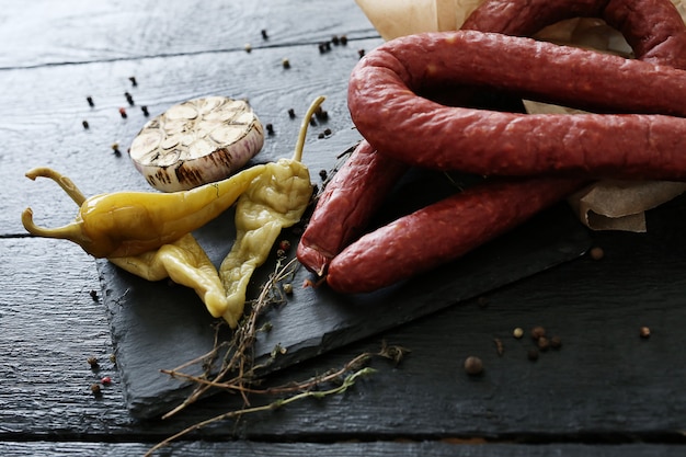 Kostenloses Foto bratwürste mit zutaten