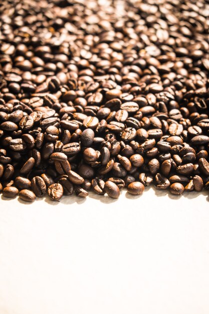 Braune Kaffeebohnen und Samen