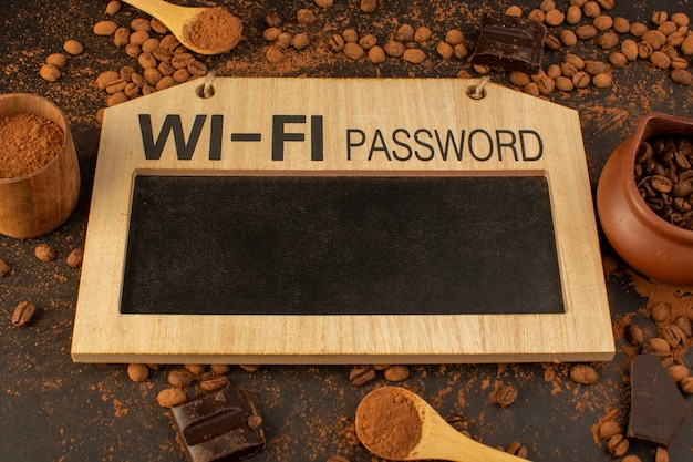 Braune Kaffeesamen von oben mit Schokoriegeln. Wi-Fi Passwort Board Zeichen