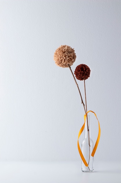 Braune Pompons in Vase