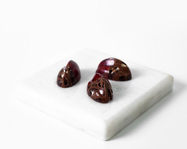 Braune Schokoladenkunst entwarf Scheiben lokalisiert auf dem weißen Boden