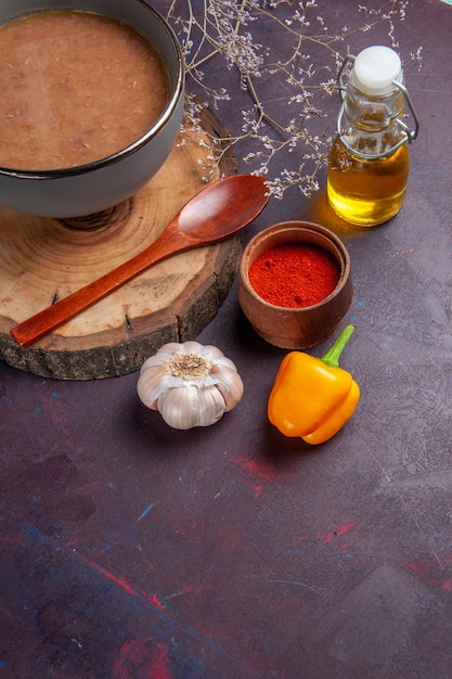 Braune Suppe der Draufsicht mit Öl und Knoblauch auf dunkler Schreibtischsuppe Gemüsemahlzeitnahrungsmittelküchenbohne