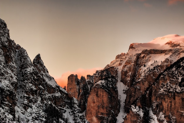 Braune und graue schneebedeckte Berge