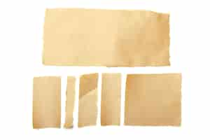 Kostenloses Foto braune zerrissene papierstücke auf weißem hintergrund